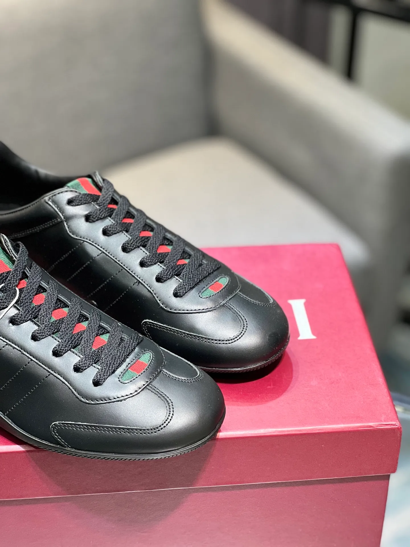Men's shoes 💰580 Gucci Gucci small dirty shoes full series upgrade, long-term production GG Gucci series old casual small dirty shoes catwalk style ZP developed pure original version... metal double G crystal cylindrical mark... Gucc original pattern webbing... upper color rubbed cowhide matte stitching classic double G cloth, code number: 35-44 (female 41, male 45. Customization is not returnable) Fabric: original custom cowhide Inner: original custom cowhide Feet: original cowhide injection molding. Outsole: original open molding sole. Packaging: original full set of packaging. Color: official website updated simultaneously.